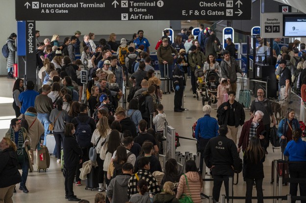 Passageiros fazem fila para a segurança no Aeroporto Internacional de São Francisco, nos EUA