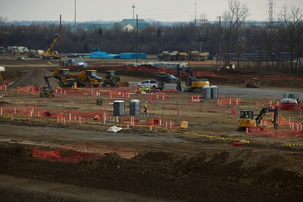 Equipes de construção trabalham em um futuro data center da Amazon em Hilliard (Ohio)