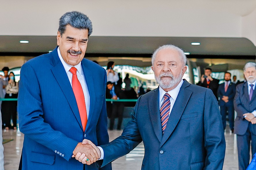 O presidente Luiz Inácio Lula da Silva cumprimenta o ditador da Venezuela, Nicolás Maduro, durante recepção em Brasília em maio de 2023