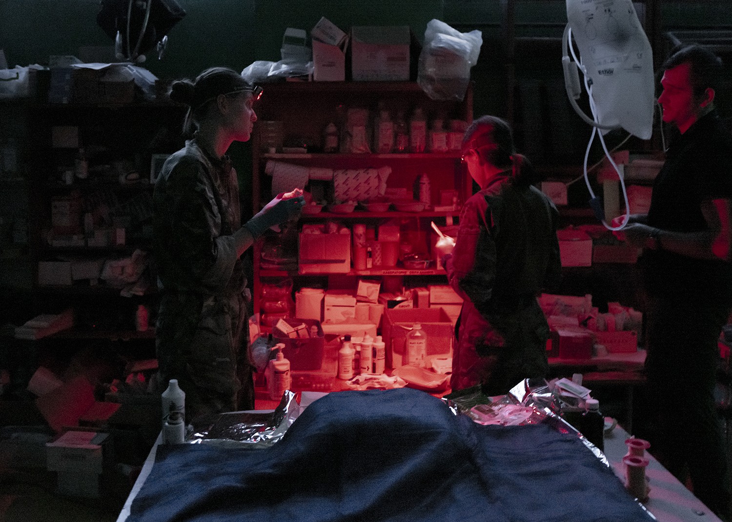 Membros da unidade médica preparando medicamentos e instrumentos durante o turno da noite em um ponto de estabilização na região de Zaporizhzhia, na Ucrânia. Foto: Emile Ducke/The New York Times