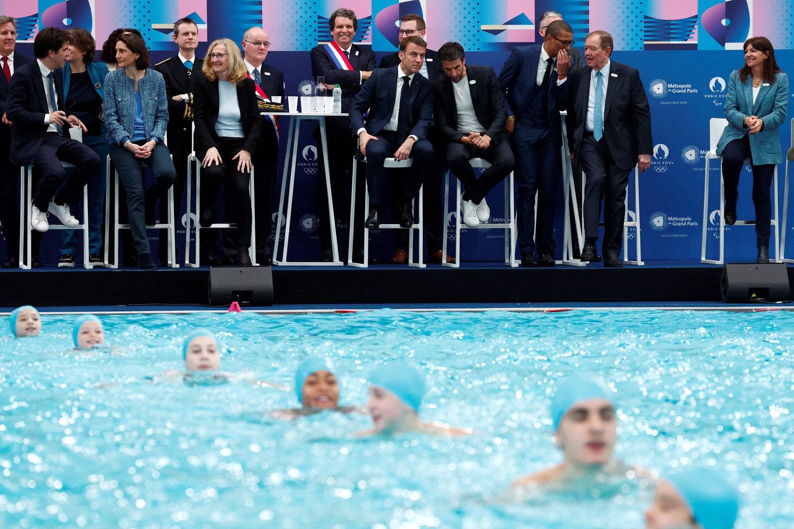 No começo de abril, foi inaugurado o Centro Aquático Olímpico (CAO), sede multifuncional das Olimpíadas de Paris 2024. Na foto, o presidente francês Emmanuel Macron conversa com o presidente do Comitê Organizador dos Jogos Olímpicos de Paris 2024 e assistem a uma apresentação esportiva e artística durante a inauguração. — Foto: Gonzalo Fuentes / POOL / AFP