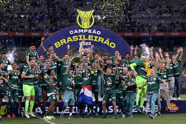 Jogadores do Palmeiras levantam a taça