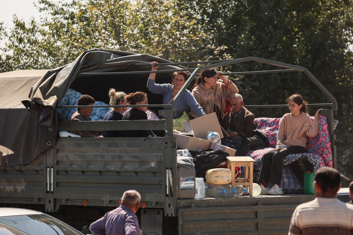 Refugiados vindos de Nagorno-Karabakh aguardam em centro da Cruz Vermelha no território armênio — Foto: Photo by Alain JOCARD / AFP