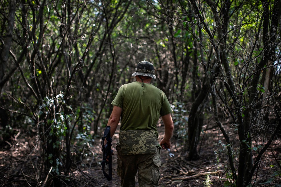 Militar ucraniano caminha em uma floresta perto da linha-de-frente, no sul do país. — Foto: Diego Ibarra Sanchez/The New York Times