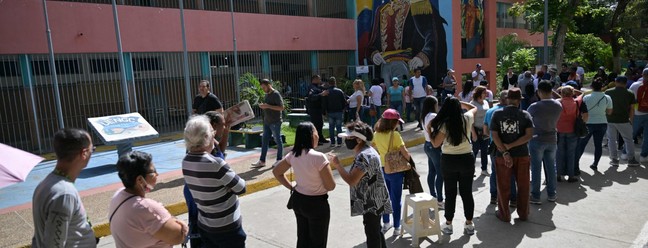 Pessoas fazem fila em uma seção eleitoral em Caracas durante a eleição presidencial venezuelana em 28 de julho de 2024. — Foto: Juan BARRETO / AFP