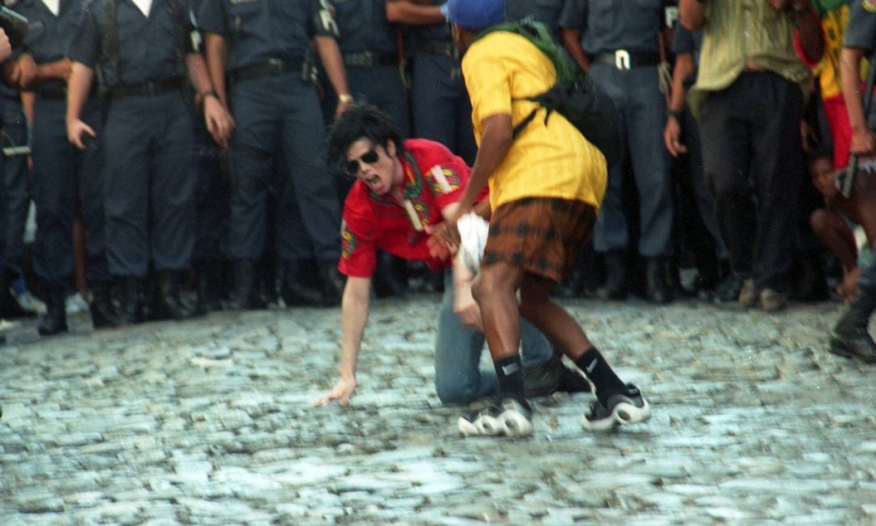 O cantor Michael Jackson na gravação do clipe no Pelourinho  — Foto: Lucia Correia Lima / Agência O Globo