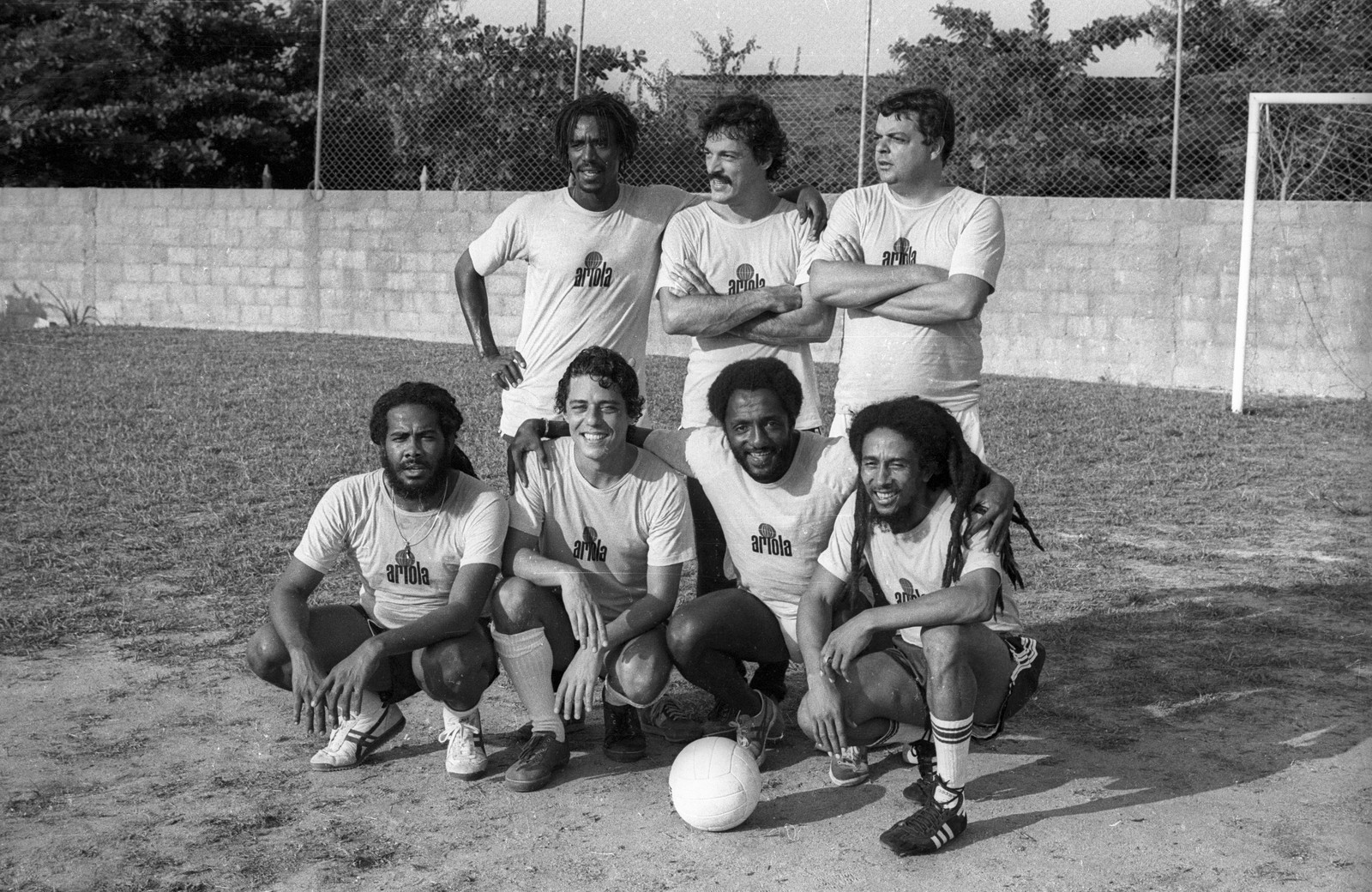 Futebol na casa de Chico Buarque contou com as presenças de Paulo Cesar Caju, Bob Marley e Toquinho, dentre outros — Foto: Luiz Pinto / Agência O Globo