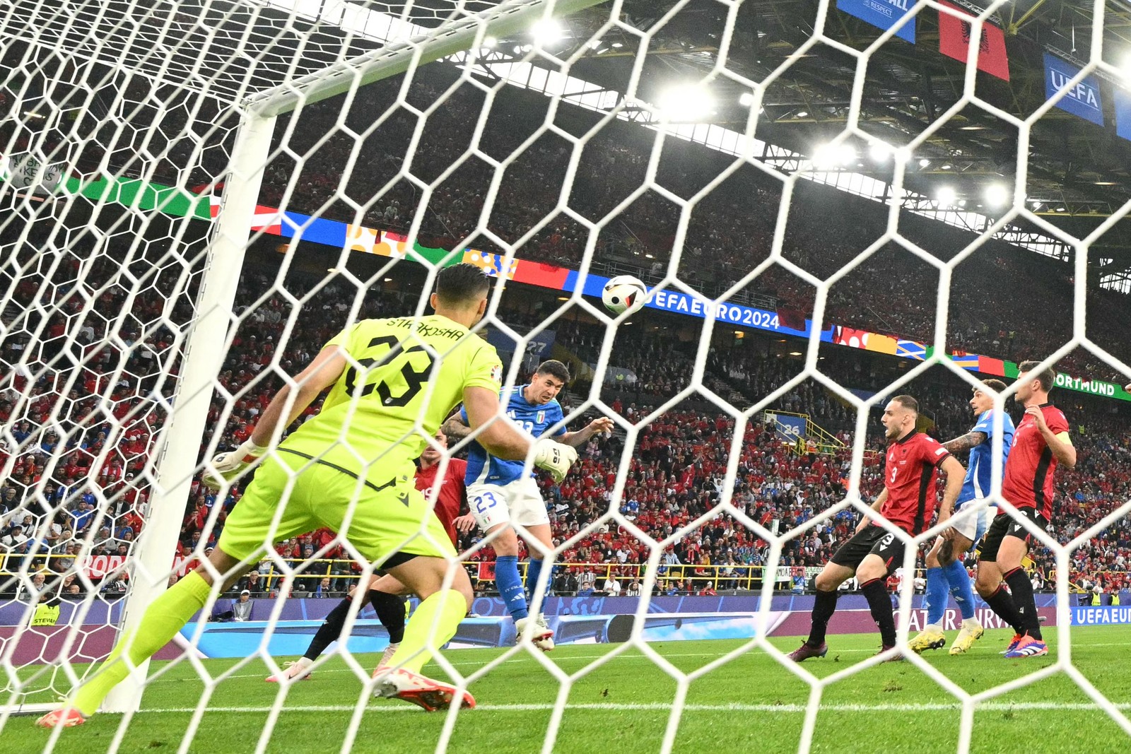 O zagueiro italiano nº 23, Alessandro Bastoni, cabeceia para marcar o primeiro gol de seu time durante a partida de futebol do Grupo B da UEFA Euro 2024 entre Itália e Albânia, no BVB Stadion, em Dortmund — Foto: Ina FASSBENDER / AFP