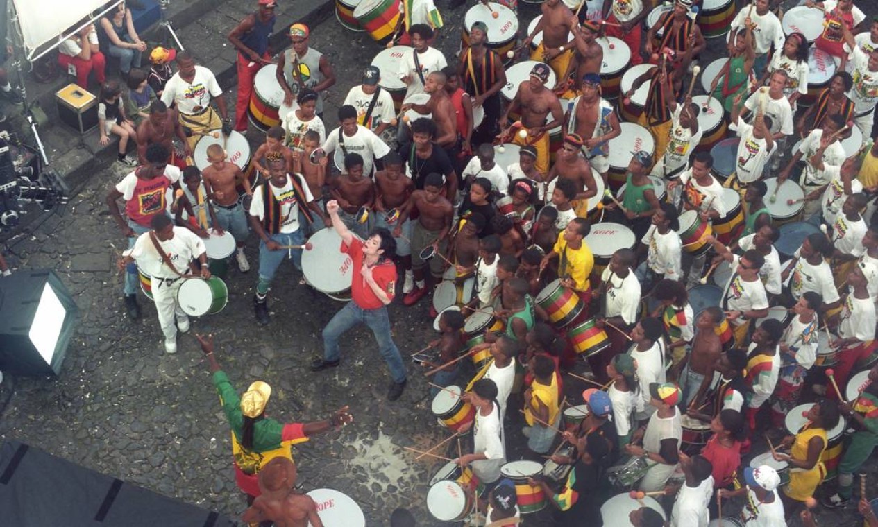 Michael Jackson grava trecho do seu clipe no Pelourinho, em Salvador (BA), com participação do bloco Olodum  — Foto: Lucia Correia Lima / Agência O Globo