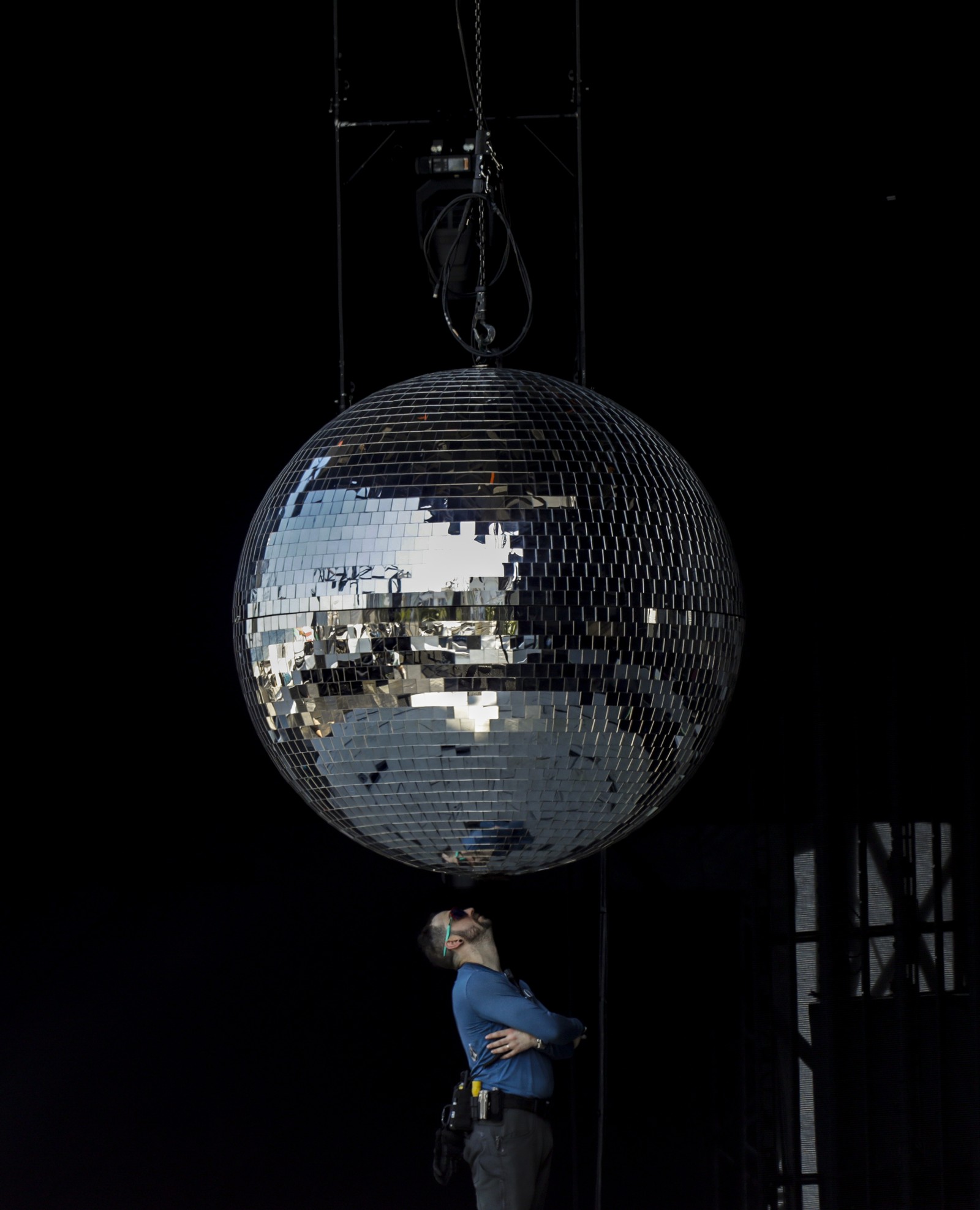 Trabalhadores na preparação para o show da Madonna em Copacabana. — Foto: Gabriel de Paiva/Agência O Globo