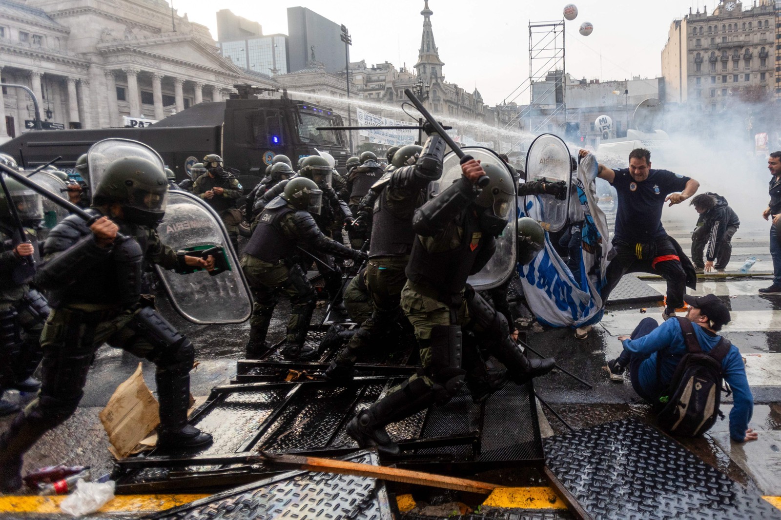 Manifestantes em confronto com a tropa de choque em frente ao Congresso Nacional, em Buenos Aires — Foto: TOMAS CUESTA / AFP