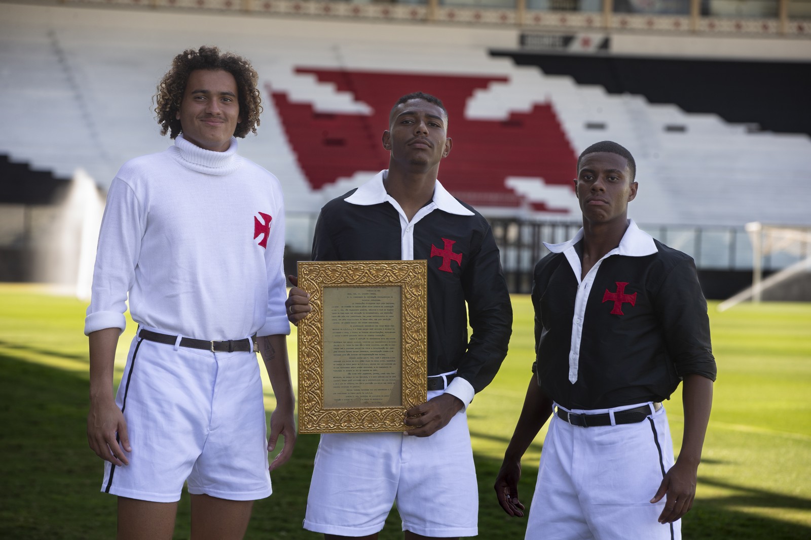 Jogadores do sub-20 com réplicas dos uniformes dos Camisas Negras e com a Resposta Histórica — Foto: Alexandre Cassiano