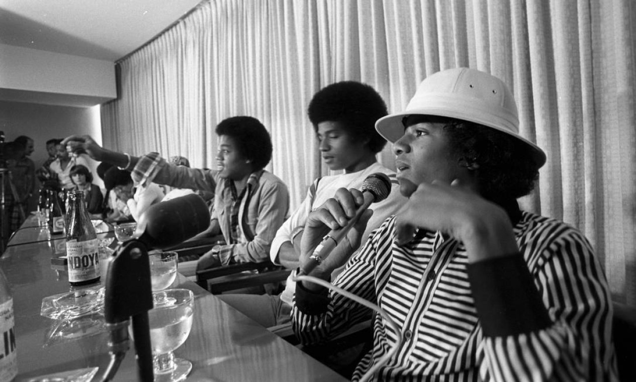 Michael Jackson fala durante entrevista coletiva com o grupo The Jackson 5, no Hotel Nacional  — Foto: Jorge Peter / Agência O Globo