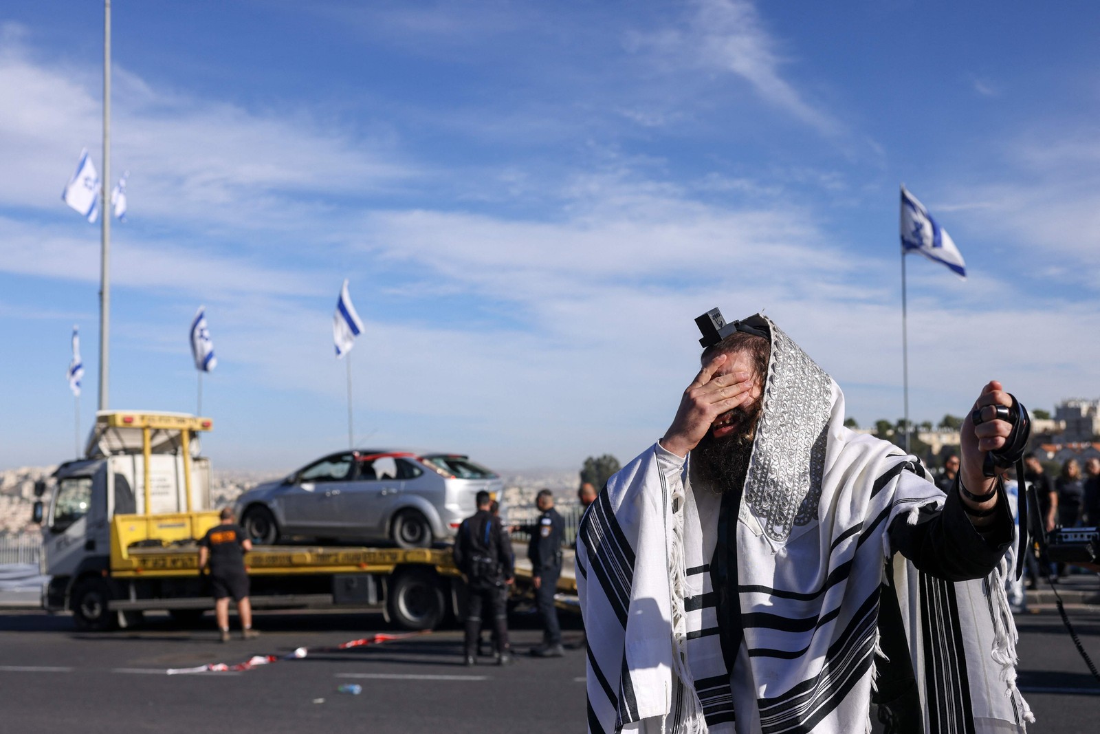 Homem judeu reage ao tiroteio em Jerusalém — Foto: RONALDO SCHEMIDT / AFP