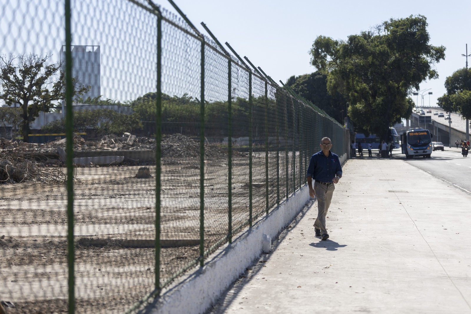 Estádio do Flamengo ocupará a área do antigo Gasômetro. Prefeitura desapropriou o terreno, que irá a leilão. Ao lado do Gasômetro, vários terrenos tem construções demolidas e darão lugar a novos projetos. Na foto, avenida Francisco Bicalho — Foto: Márcia Foletto