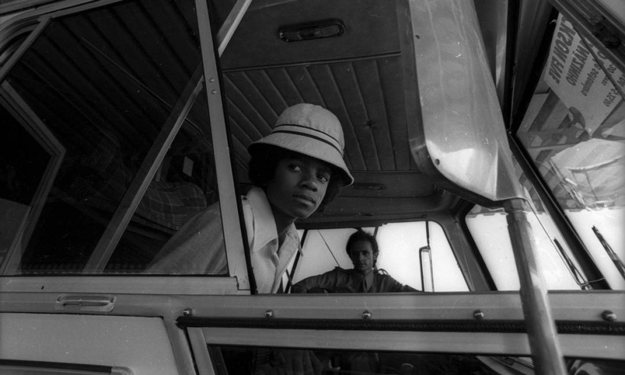 O cantor Michael Jackson, ainda membro do grupo The Jackson 5, chega ao Aeroporto do Galeão, Rio de Janeiro, em 16 de setmbro de 1974  — Foto: Arquivo / Agência O Globo