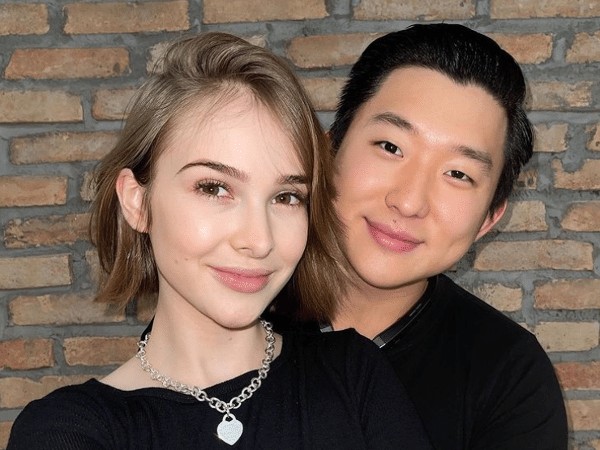 Pyong Lee e Sammy chegaram a terminar o casamento após uma suposta traição dele durante o reality "Ilha Record", em 2021. O ex-"BBB" ficou quatro meses afastado das redes e quando voltou publicou um vídeo de desculpas — Foto: Reprodução/Instagram