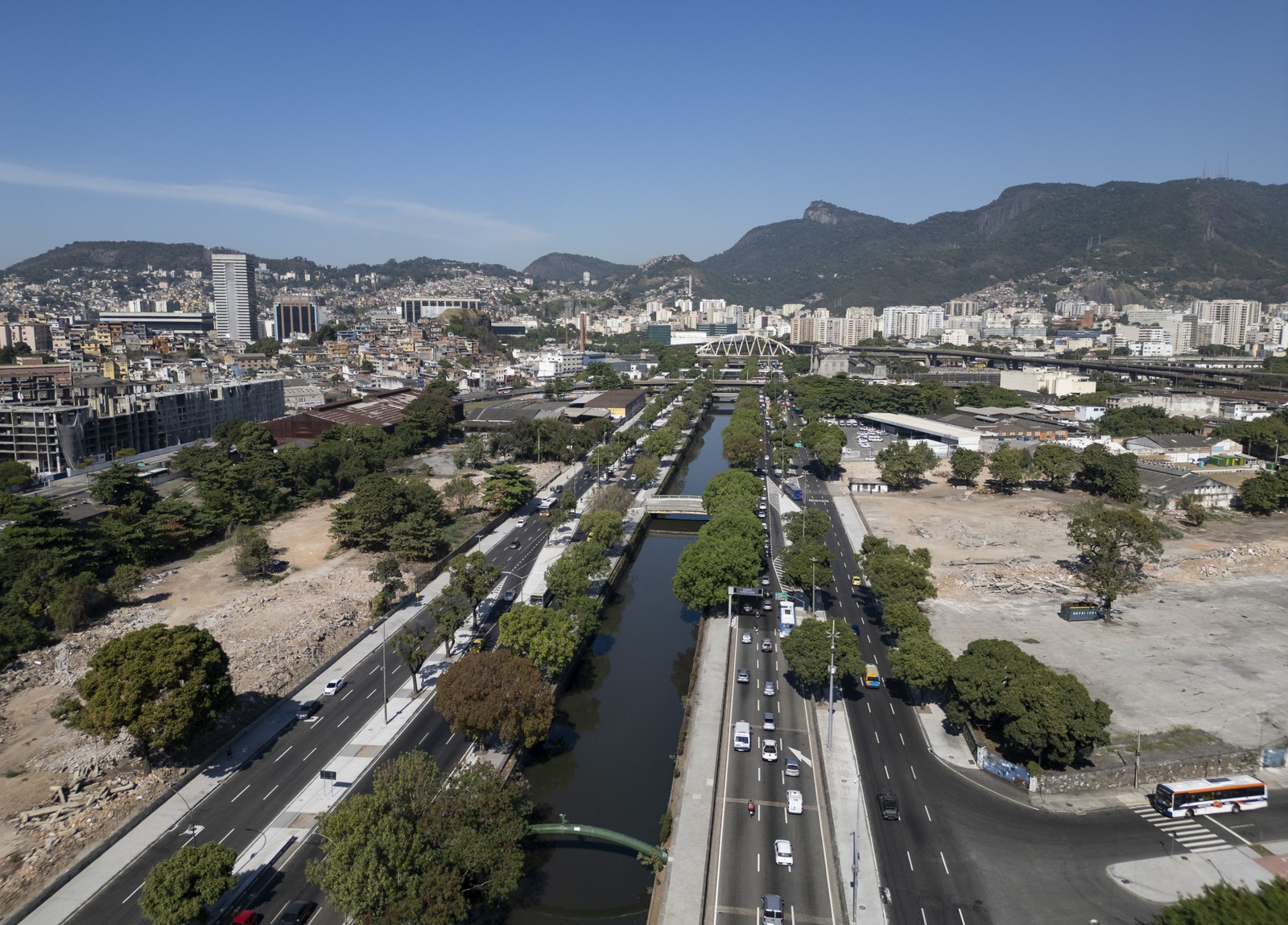 Estádio do Flamengo ocupará a área do antigo Gasômetro. Prefeitura desapropriou o terreno, que irá a leilão. Ao lado do Gasômetro, vários terrenos tem construções demolidas e darão lugar a novos projetos. Na foto, terrenos na Avenida Francisco Bicalho. — Foto: Márcia Foletto