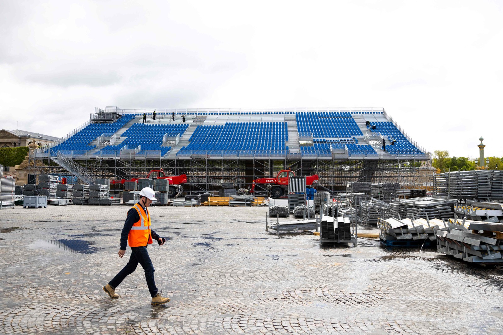 Arquibancadas são construídas no La Concorde Urban Parc para as próximas Olimpíadas de Paris 2024, em Pari. O Parque Urbano sediará eventos de skate de rua, BMX estilo livre e basquete 3×3. — Foto: STRINGER / AFP