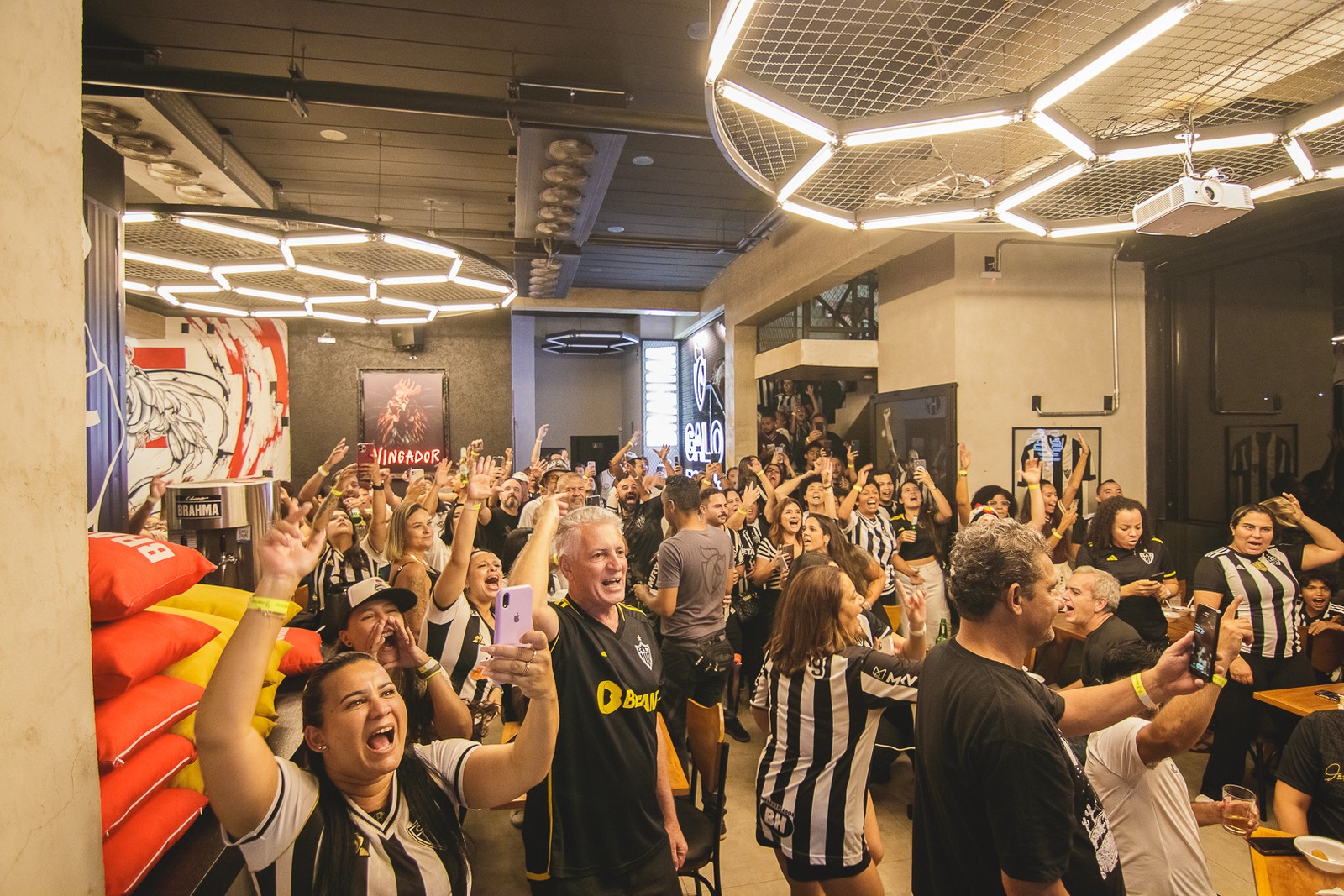 Ator Daniel de Oliveira abre bar temático de futebol em Belo Horizonte — Foto: Divulgação