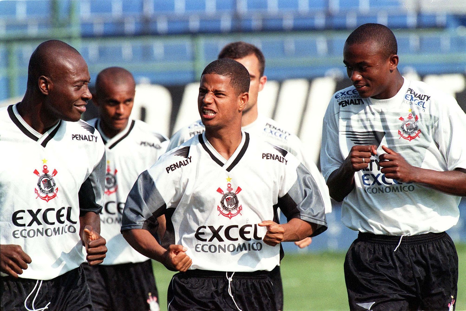 Rincón e Marcelinho Carioca conversam durante treino do Corinthians em 1998undefined — Foto: undefined