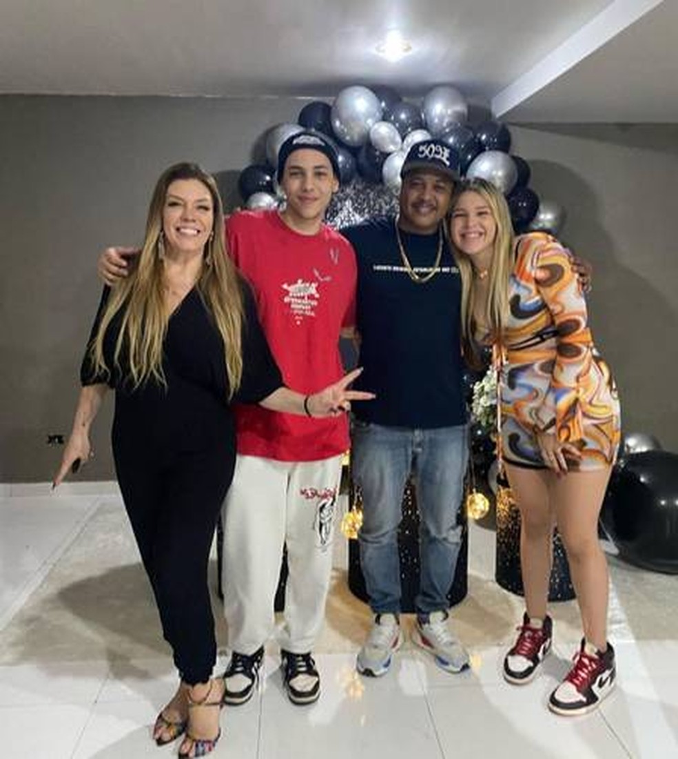 Simony ao lado dos filhos e do ex-marido, o rapper Afro-X — Foto: Reprodução/Instagram