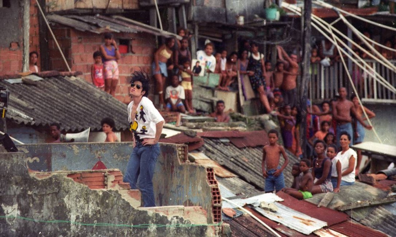 Michael Jackson dança observado por moradores do Dona Marta durante a gravação do clip da música "They Don't Care About Us". Esta foi a última passagem do cantor pelo país  — Foto: Anibal Philot / Agência o Globo