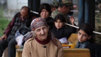 Moradores deixam a região de Nagorno-Karabakh e fogem para a Armênia — Foto: ALAIN JOCARD/AFP