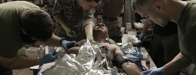 Médicos tratam de soldado ucraniano em um ponto de estabilização na região de Zaporíjia, Ucrânia — Foto: Emile Ducke/The New York Times