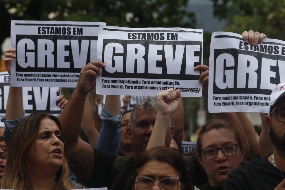 Servidores realizam protesto contra municipalização do Hospital do Andaraí — Foto: Fabiano Rocha / Agência O Globo
