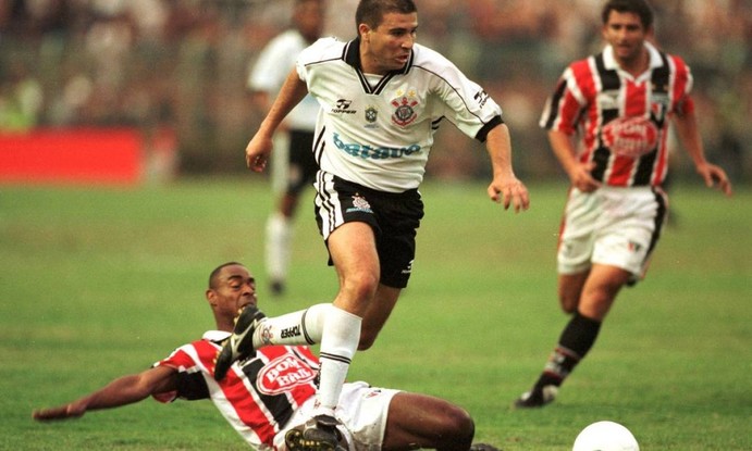 10º - CORINTHIANS (1999) - Luizão passa por Vagner, do São Paulo.