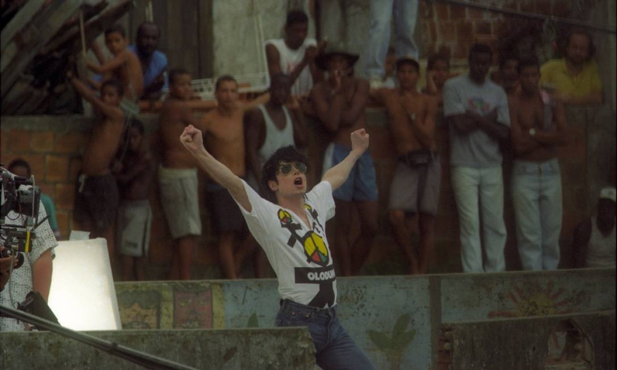 Em 1996, Michael Jackson retorna ao Brasil para a gravação do clipe da canção "They Don't Care About Us", que teve como cenário o Morro Dona Marta, no Rio de Janeiro e o Pelourinho, em Salvador (BA)  — Foto: Anibal Philot / Agência O Globo