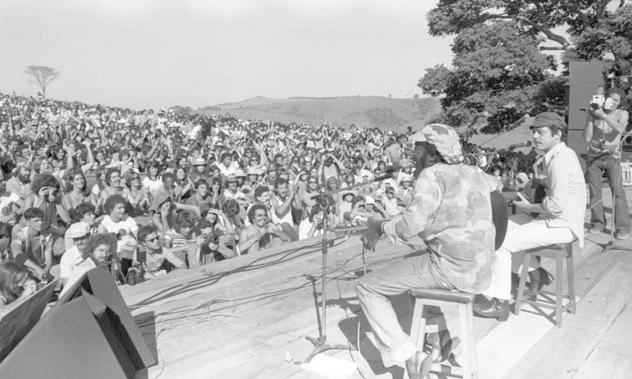 No palco, Milton Nascimento e Chico Buarque, em show realizado em Três Pontas (MG) em 1977 — Foto: Paulo Moreira / Agência O Globo