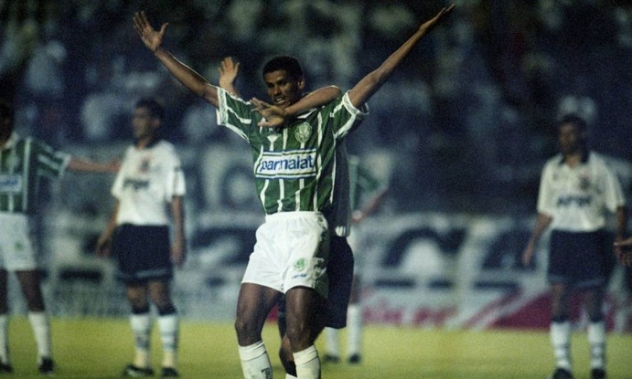 5º - PALMEIRAS (1994) - Rivaldo celebra gol contra o Corinthians, no Pacaembu.