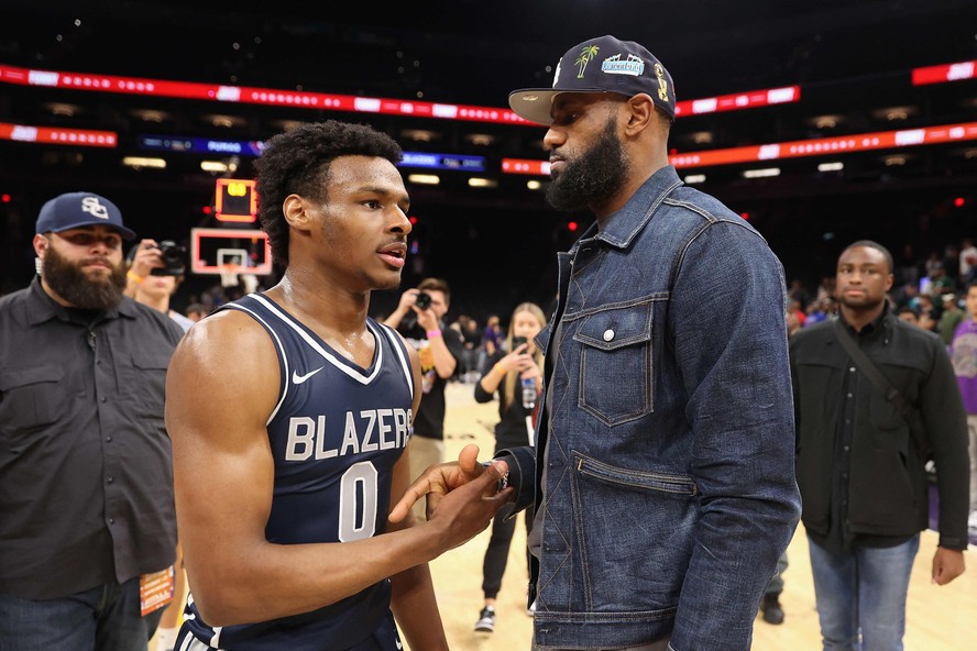 Bronny James e LeBron James, em foto de 2021