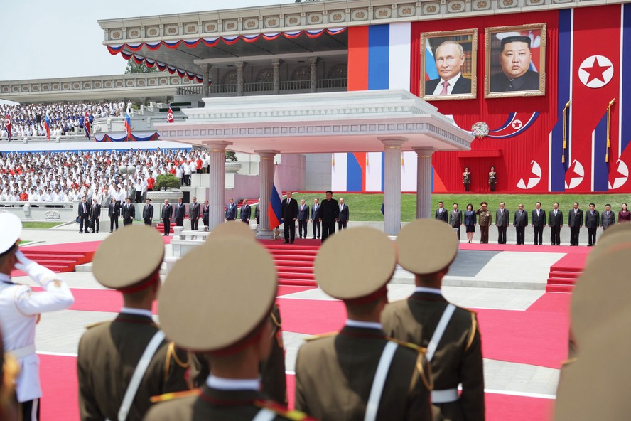 Cerimônia em homenagem à visita do presidente russo,Vladimir Putin, à Coreia do Norte