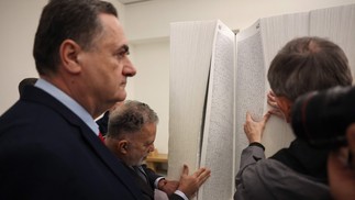Embaixador brasileiro e ministro das Relações Exteriores de Israel visitam Museu do Holocausto — Foto: AHMAD GHARABLI