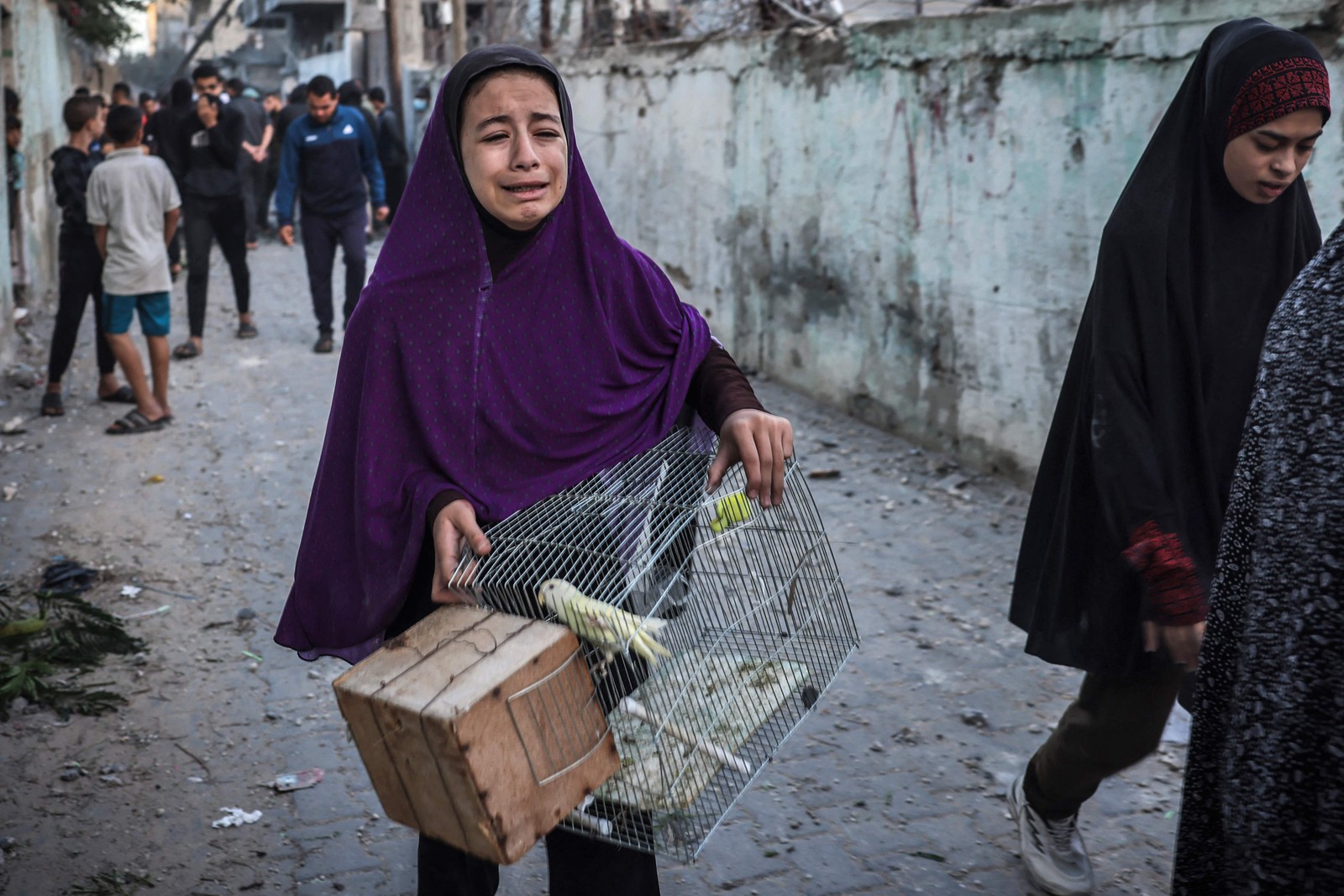 Após 100 dias de guerra, ao menos 23,357 civis morreram. A maior parte das vítimas são mulheres e crianças — Foto: AFP