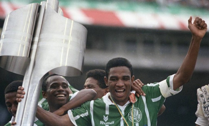 8º - PALMEIRAS (1993) - Edilson e César Sampaio celebram a primeira de duas conquistas do clube na década de 1990.