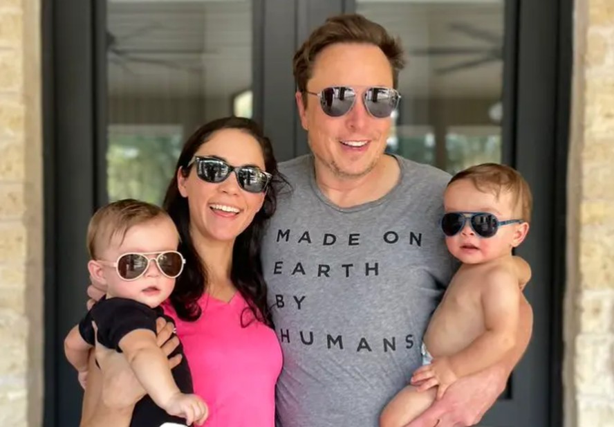 Elon Musk posa com a companheira, Shivon Zilis, e dois dos seus filhos