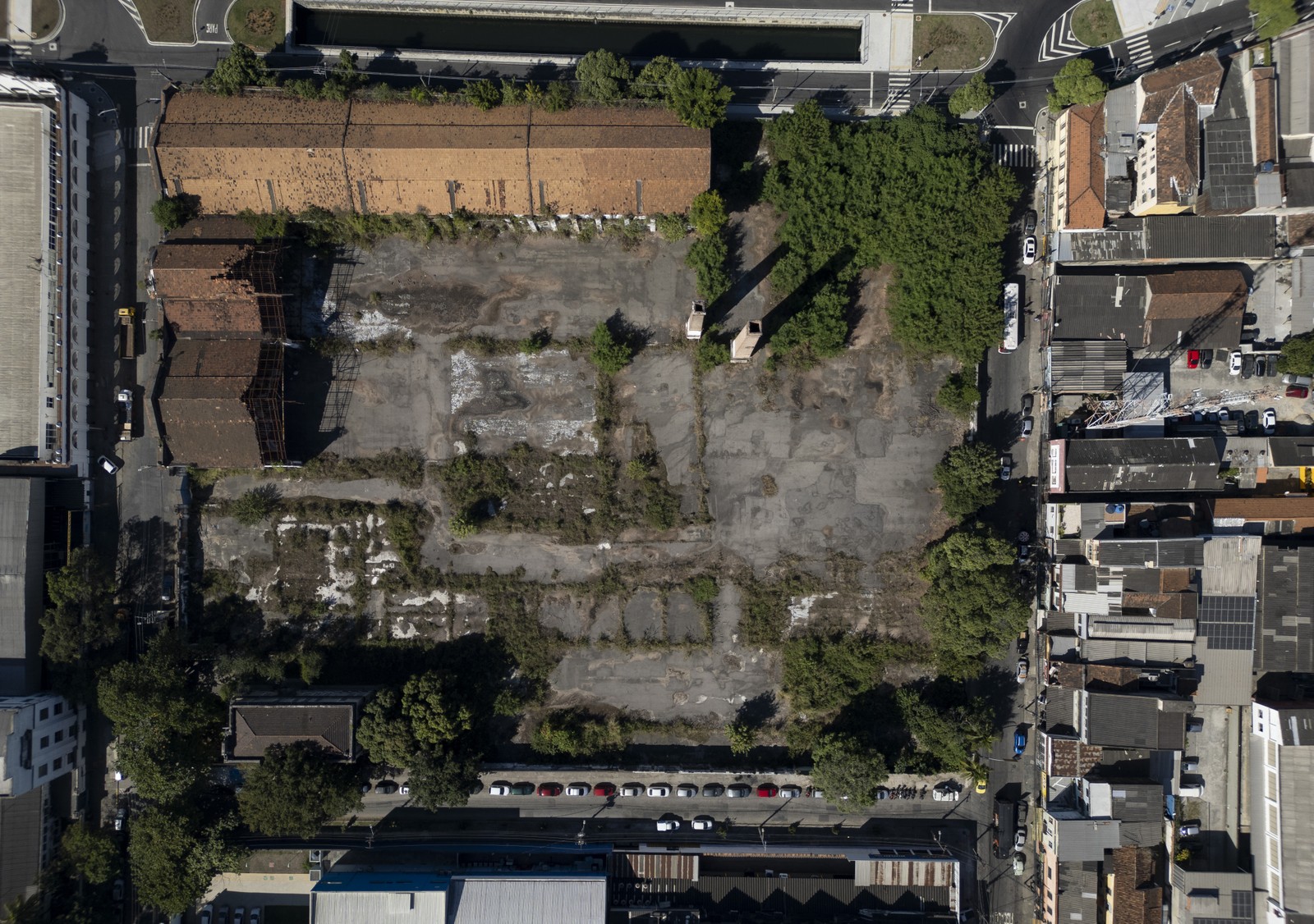 Estádio do Flamengo ocupará a área do antigo Gasômetro. Prefeitura desapropriou o terreno, que irá a leilão. Ao lado do Gasômetro, vários terrenos tem construções demolidas e darão lugar a novos projetos. Na foto, terreno desocupado na Rua Benedito Otoni. — Foto: Márcia Foletto