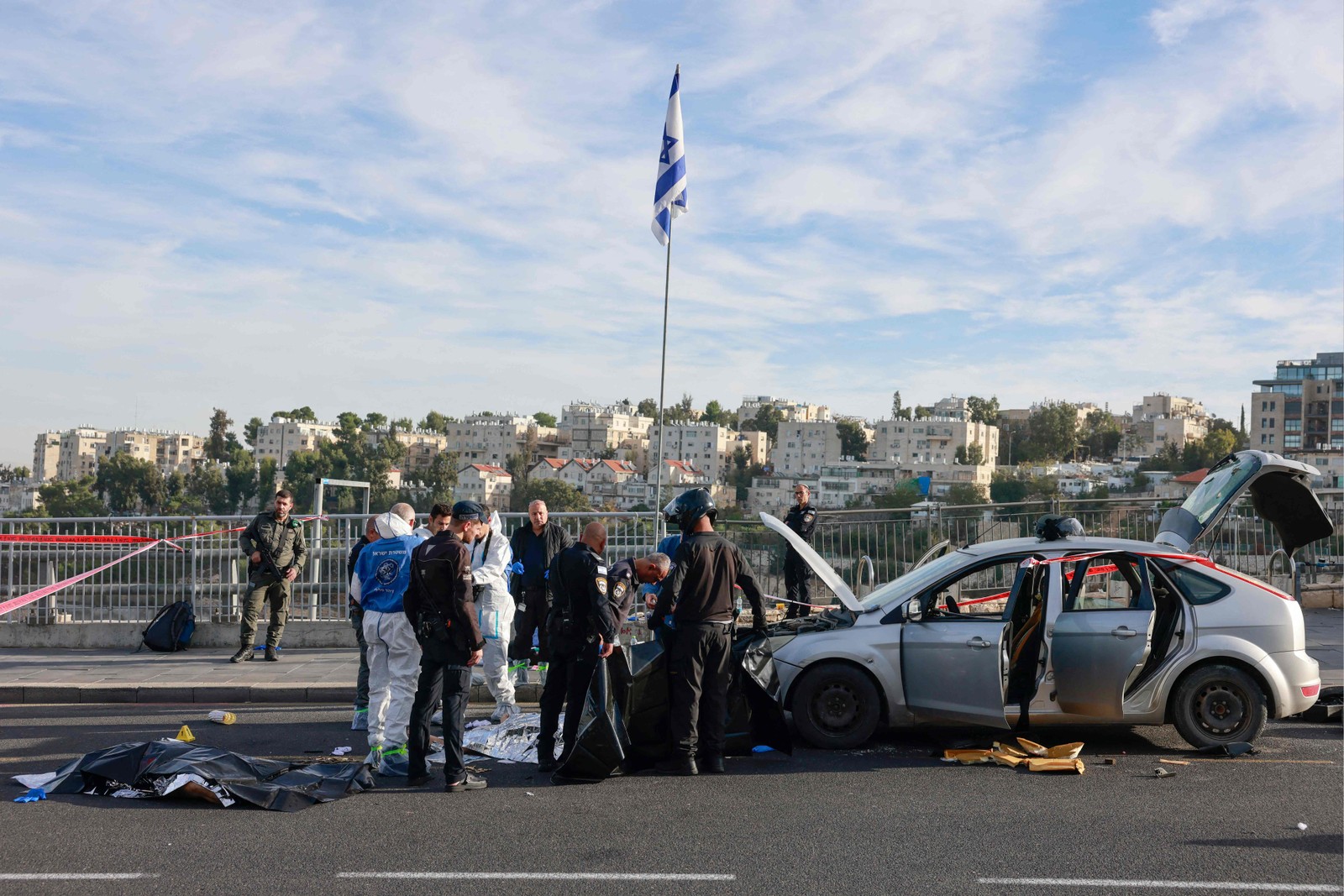 A polícia israelense estima que o ataque aconteceu por volta das 7h40 — Foto: Menahem KAHANA / AFP