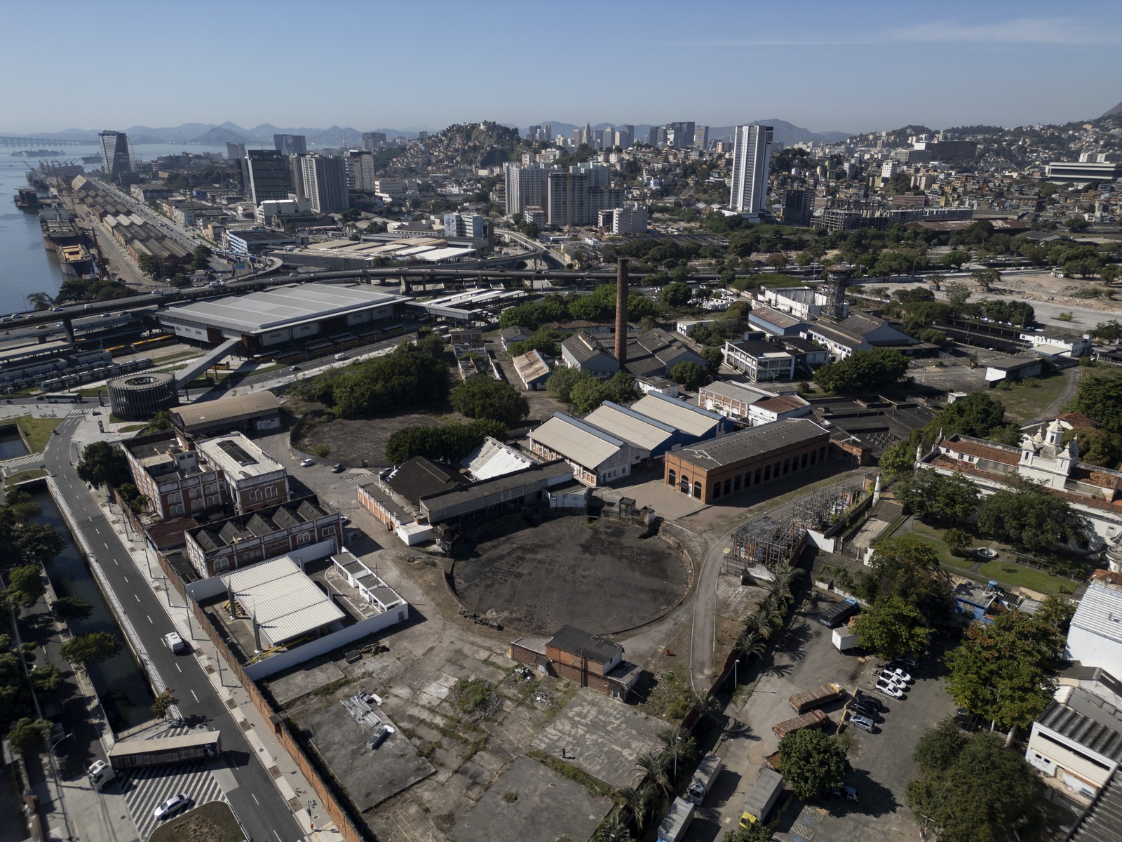 Estádio do Flamengo ocupará a área do antigo Gasômetro. Prefeitura desapropriou o terreno, que irá a leilão. Ao lado do Gasômetro, vários terrenos tem construções demolidas e darão lugar a novos projetos. Na foto, o terreno do Gasômetro, na Avenida São Cristóvão, 1200. — Foto: Márcia Foletto