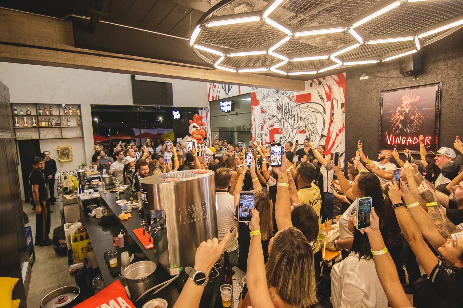 Ator Daniel de Oliveira abre bar temático de futebol em Belo Horizonte — Foto: Divulgação