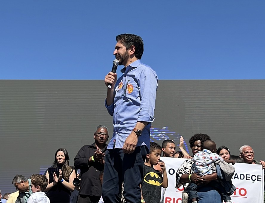 Ricardo Nunes com o adesivo na camisa durante convenção do MDB neste sábado