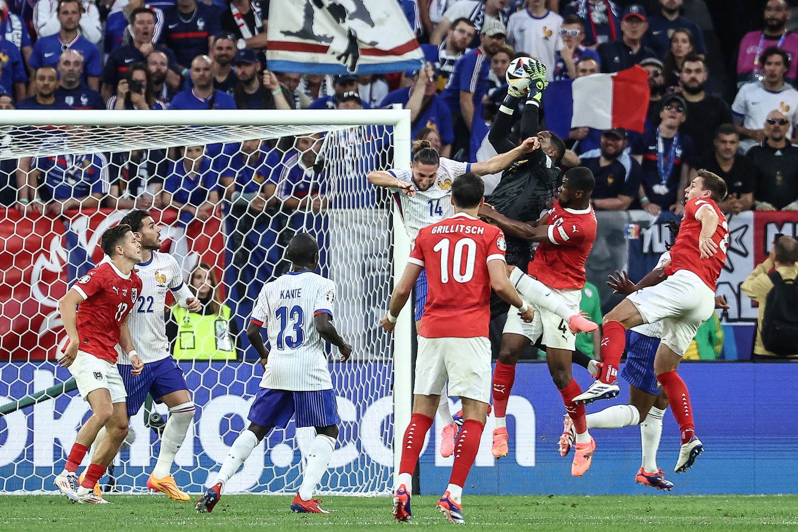 O goleiro número 16 da França, Mike Maignan, pega a bola durante a partida de futebol do Grupo D da UEFA Euro 2024 entre Áustria e França na Arena Duesseldorf — Foto: FRANCK FIFE / AFP