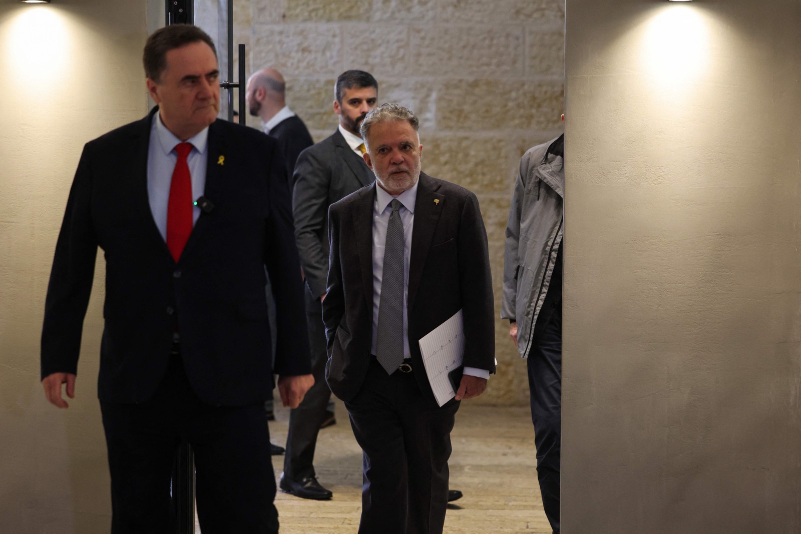 Após fala de Lula, embaixador brasileiro é levado ao Museu do Holocausto — Foto: AHMAD GHARABLI