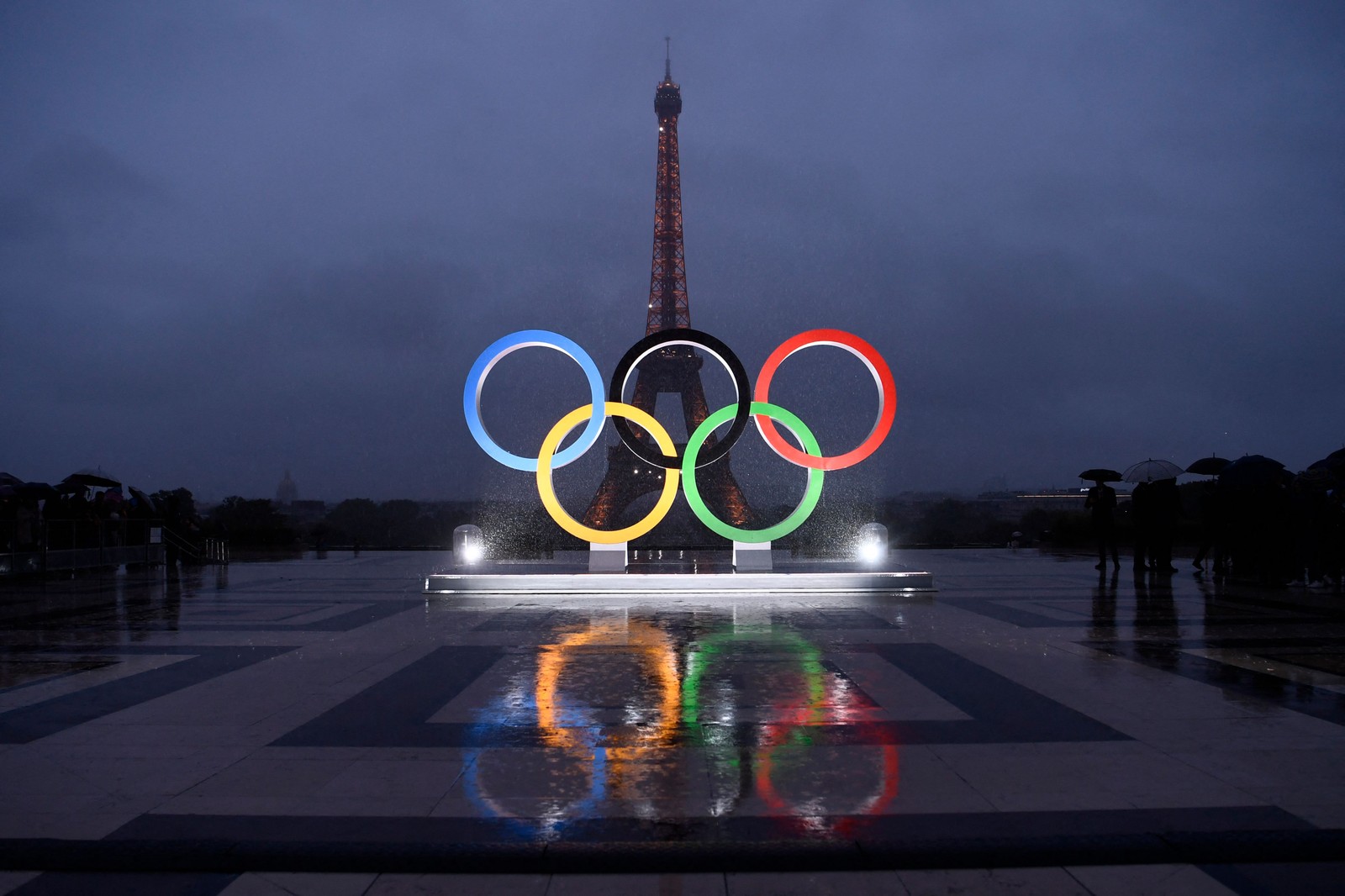 Os Jogos Olímpicos Paris 2024 serão os primeiros a contar com número idêntico de atletas entre homens e mulheres. — Foto: CHRISTOPHE SIMON / AFP