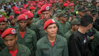 Membros da Força Armada Nacional Bolivariana (FANB) fazem fila em uma seção eleitoral durante a eleição presidencial venezuelana — Foto: Yuri CORTEZ / AFP