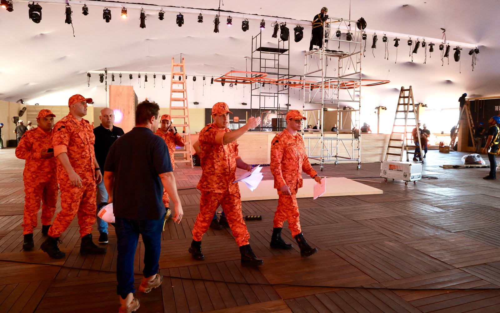 Bombeiros vistoriam instalações do show da Madonna, em Copacabana — Foto: Rogério Santana